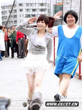 王心凌寒冬穿裙秀美腿