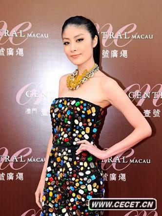 陳慧琳露肩彩裙驚艷亮相