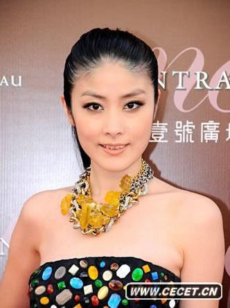 陳慧琳露肩彩裙驚艷亮相