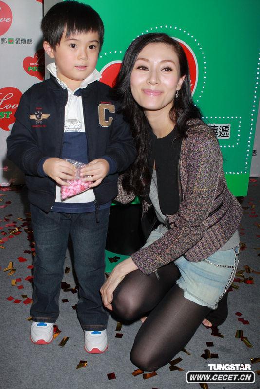 李嘉欣與小朋友合影笑容親切