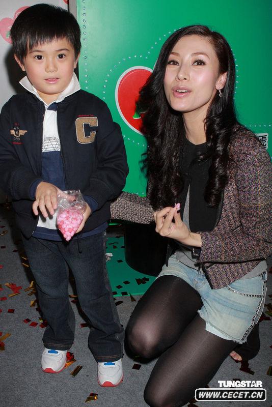 李嘉欣與小朋友合影笑容親切