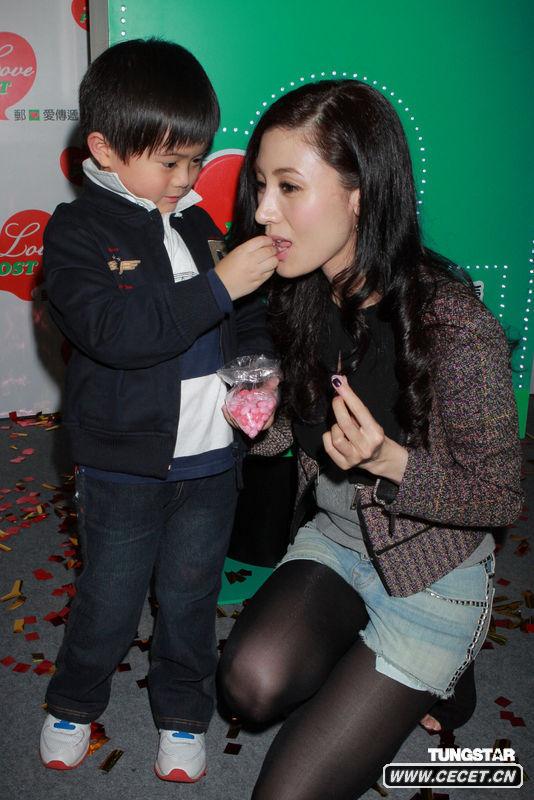 李嘉欣與小朋友合影笑容親切