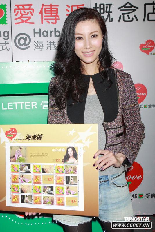 李嘉欣著(zhù)黑絲襪秀修長(cháng)美腿