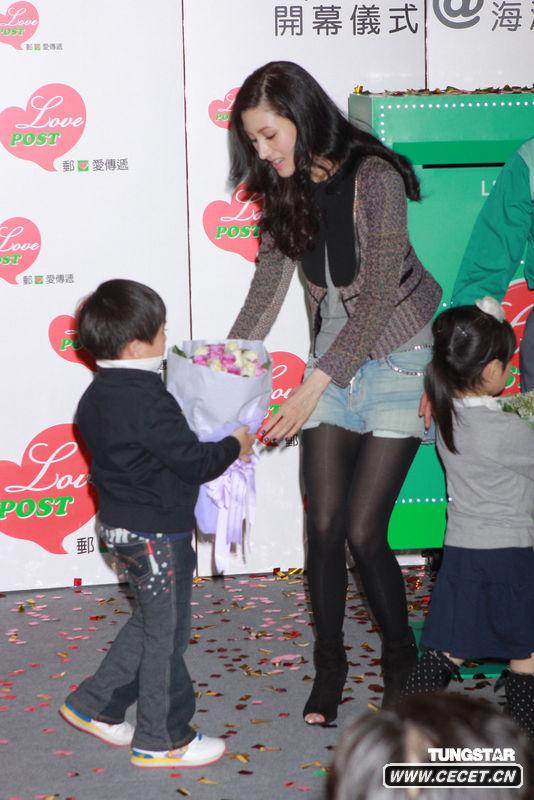 李嘉欣著(zhù)黑絲襪秀修長(cháng)美腿