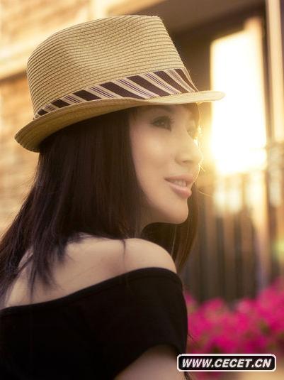 孫菲菲玩攀巖展示健康美