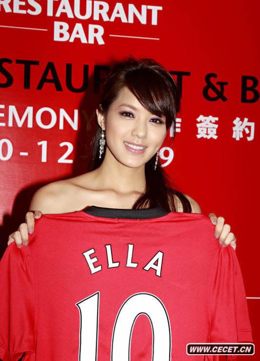 官恩娜穿黑裙變調酒師