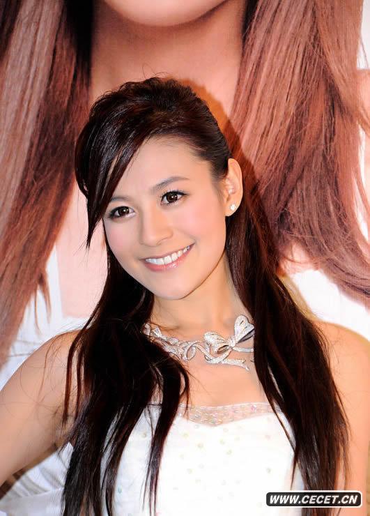 江若琳穿白紗化身仙子