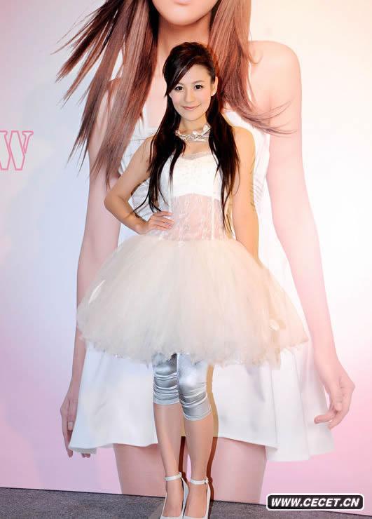 江若琳穿白紗化身仙子