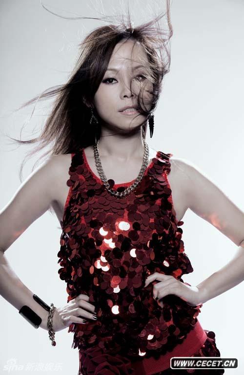 彭佳慧演繹閃亮搖滾風(fēng)