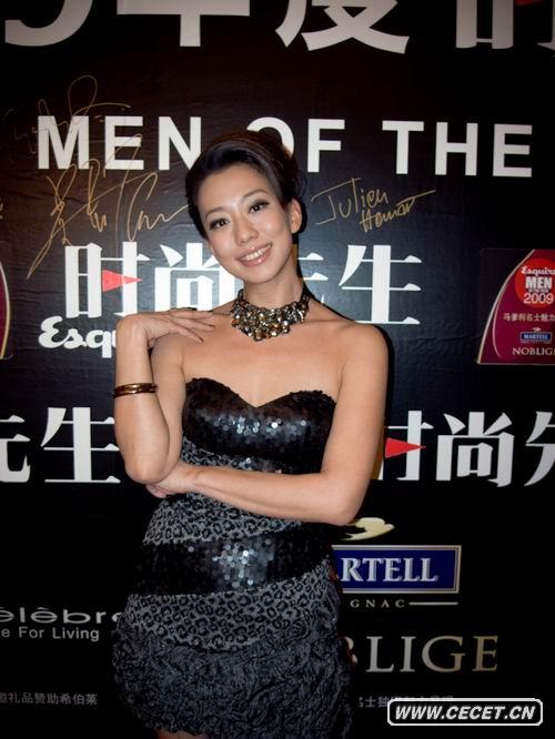 吳辰君優(yōu)雅亮相秀香肩