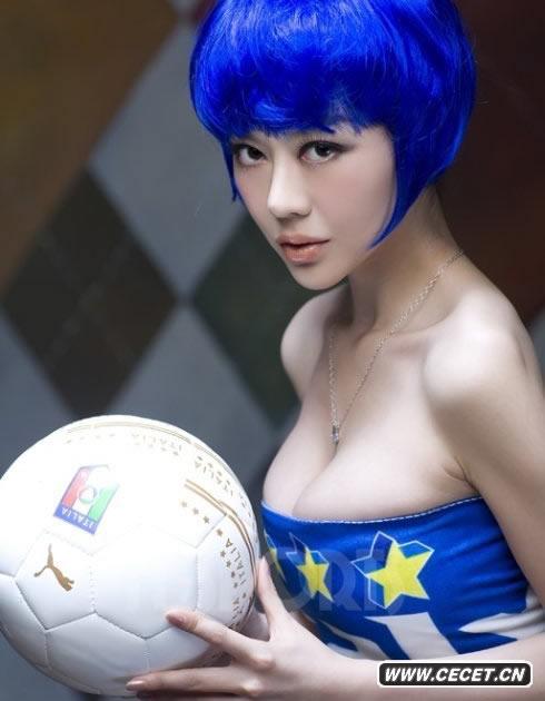 鞏新亮變身足球寶貝