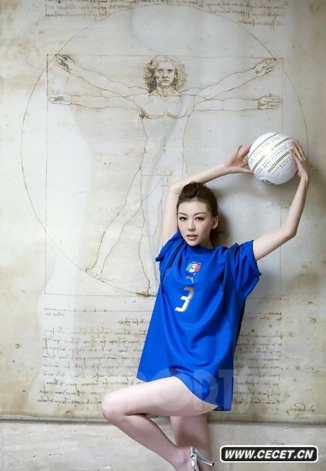 鞏新亮變身足球寶貝