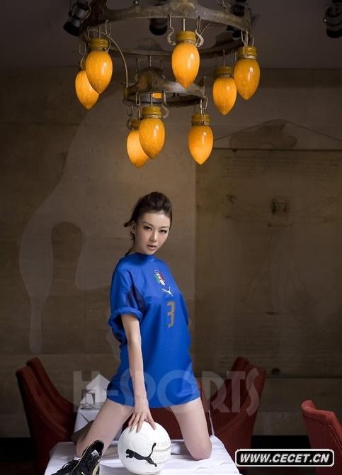 鞏新亮變身足球寶貝