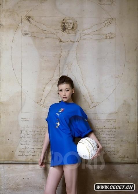 鞏新亮變身足球寶貝