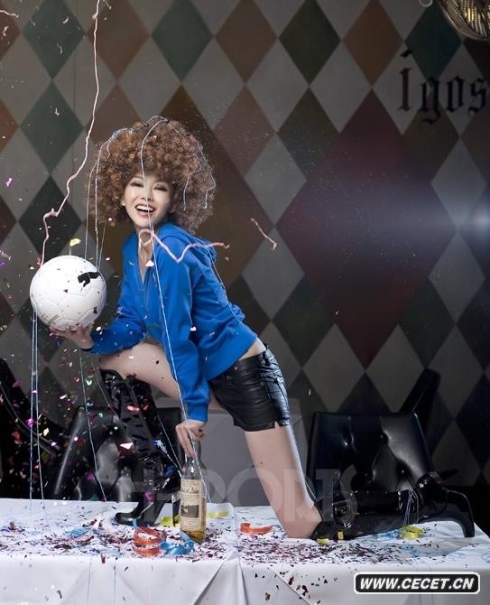 鞏新亮變身足球寶貝