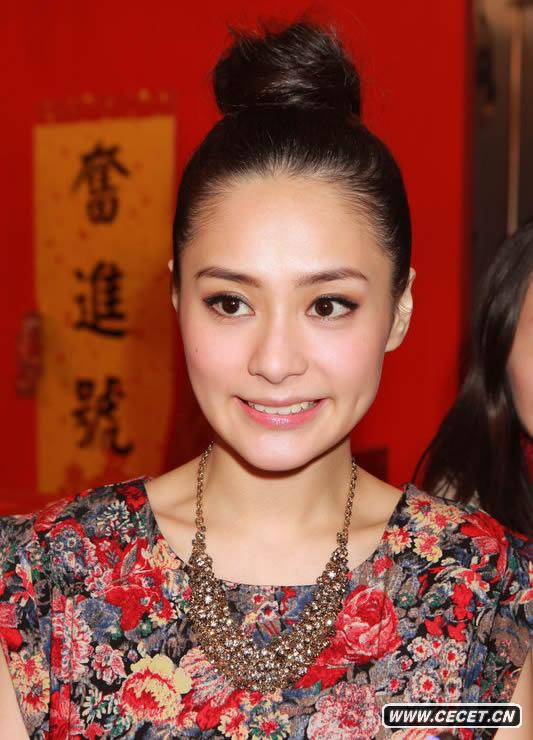 鐘欣桐拍MV嬌艷動(dòng)人