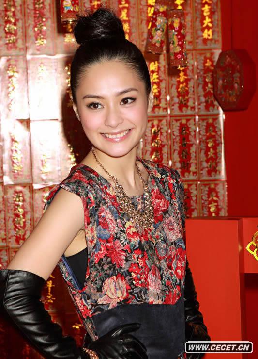 鐘欣桐拍MV嬌艷動(dòng)人