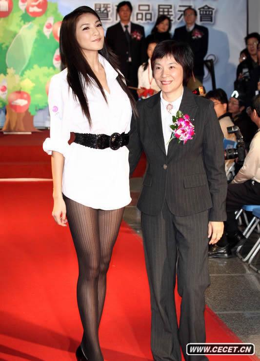 陳思璇簡(jiǎn)單白衣秀性感