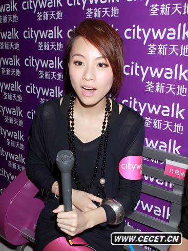 鄧麗欣穿玫紅絲襪獻唱