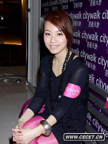 鄧麗欣穿玫紅絲襪獻唱