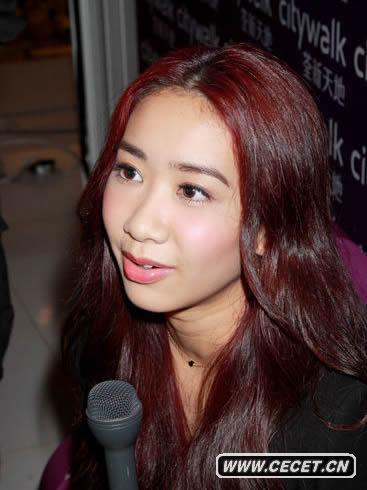 吳雨霏紅發(fā)炫麗