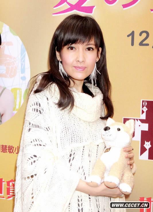 周慧敏圣誕關(guān)愛(ài)流浪犬