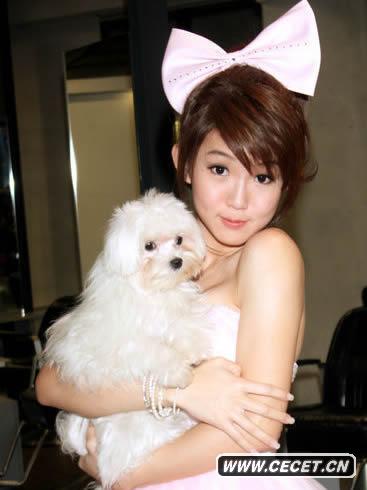 瑤瑤低胸超短洋裝跨年