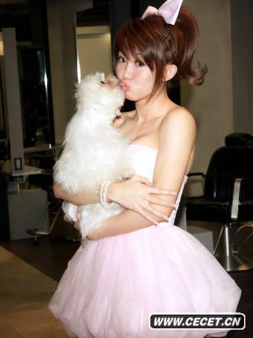 瑤瑤低胸超短洋裝跨年