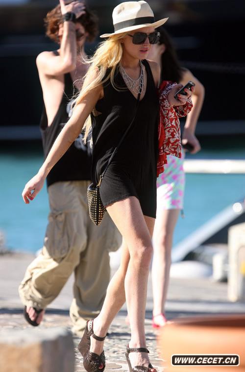 林賽黑色泳裝秀身材