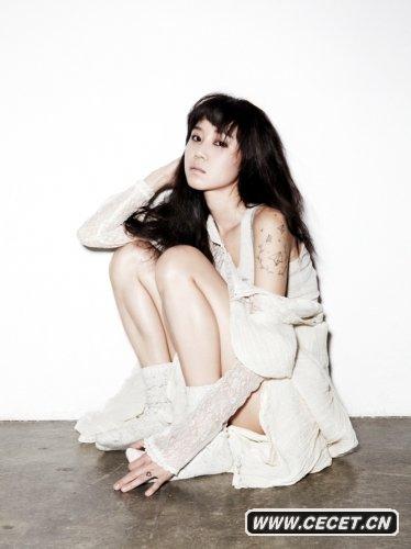 孔孝真拍照展頹廢氣質(zhì)