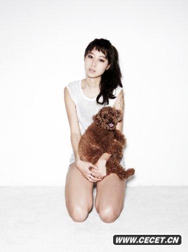 孔孝真拍照展頹廢氣質(zhì)