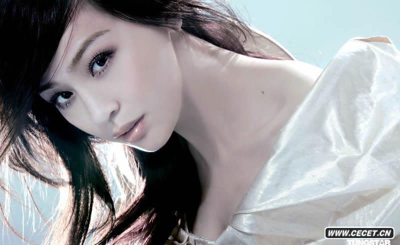 王心凌花瓣裝小露性感