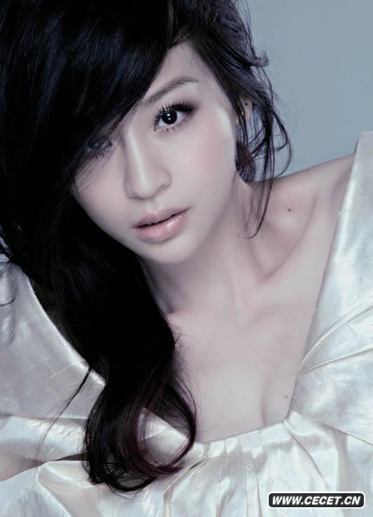 王心凌花瓣裝小露性感