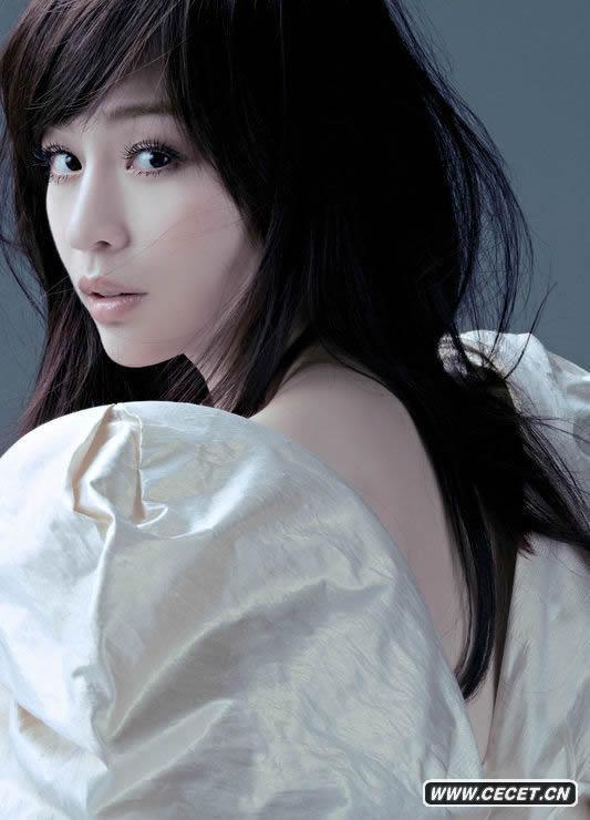 王心凌花瓣裝小露性感