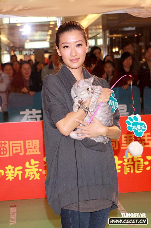 謝婷婷優(yōu)雅著(zhù)裝亮相