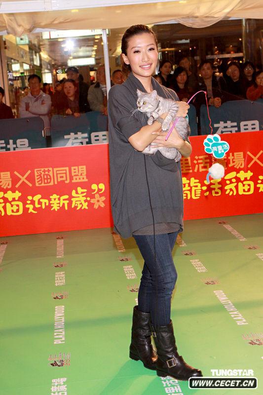 謝婷婷優(yōu)雅著(zhù)裝亮相