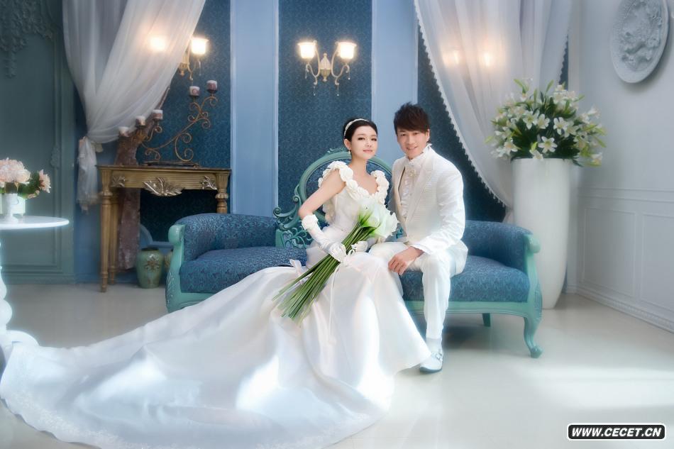 大S身披奢華婚紗 牽手何潤東幸福洋溢