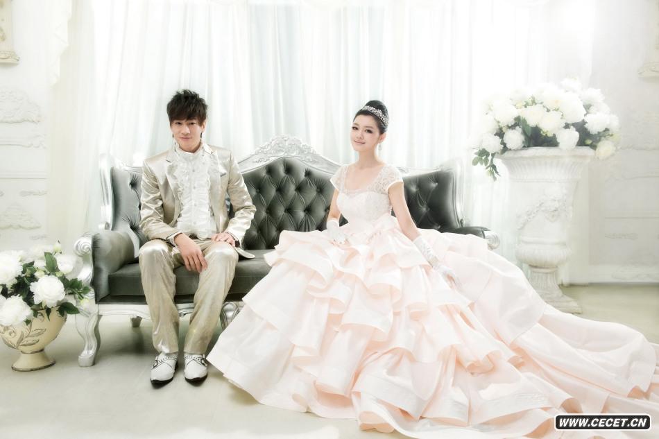 大S身披奢華婚紗 牽手何潤東幸福洋溢