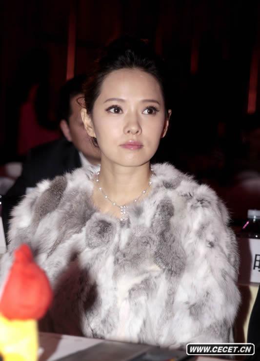 伊能靜貴婦造型現身