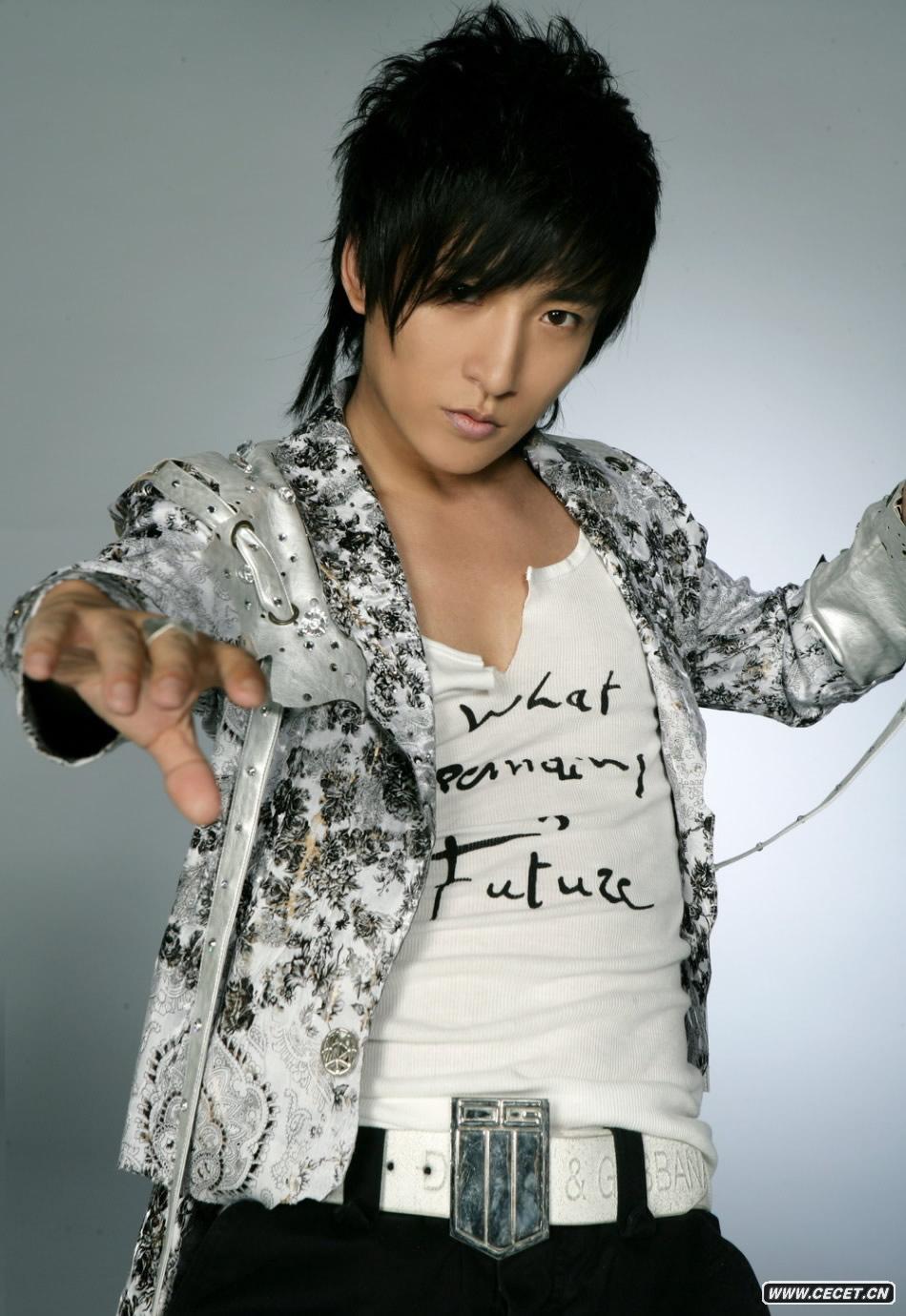 李炳辰優(yōu)質(zhì)型男帥氣寫(xiě)真