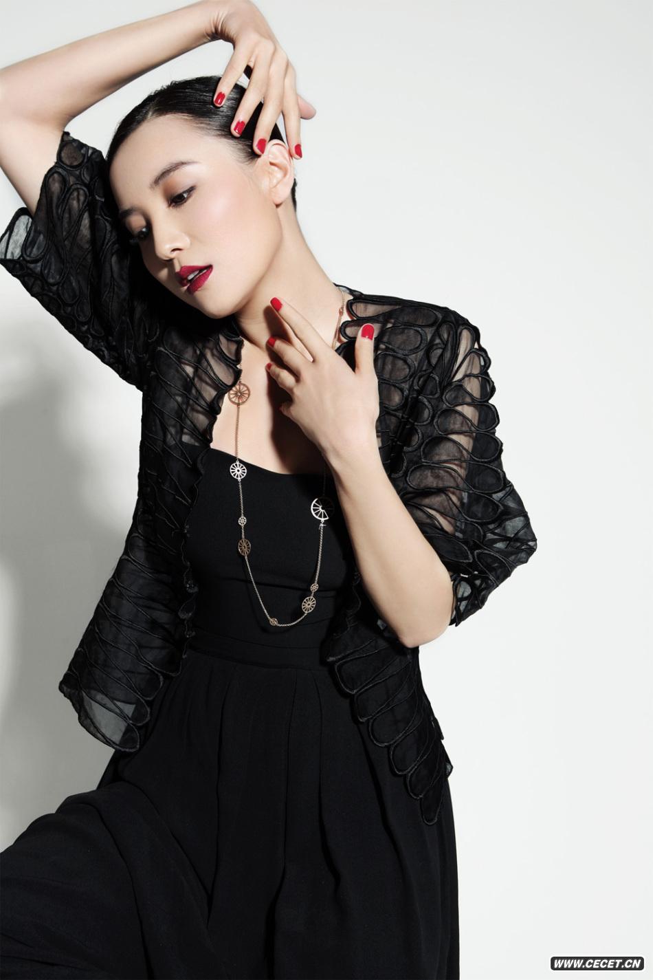 小宋佳駕馭冷艷時(shí)尚