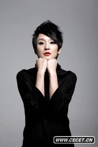 孔琳黑衣紅唇神秘魅惑