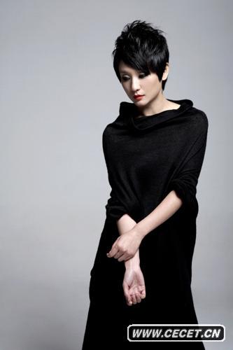 孔琳黑衣紅唇神秘魅惑