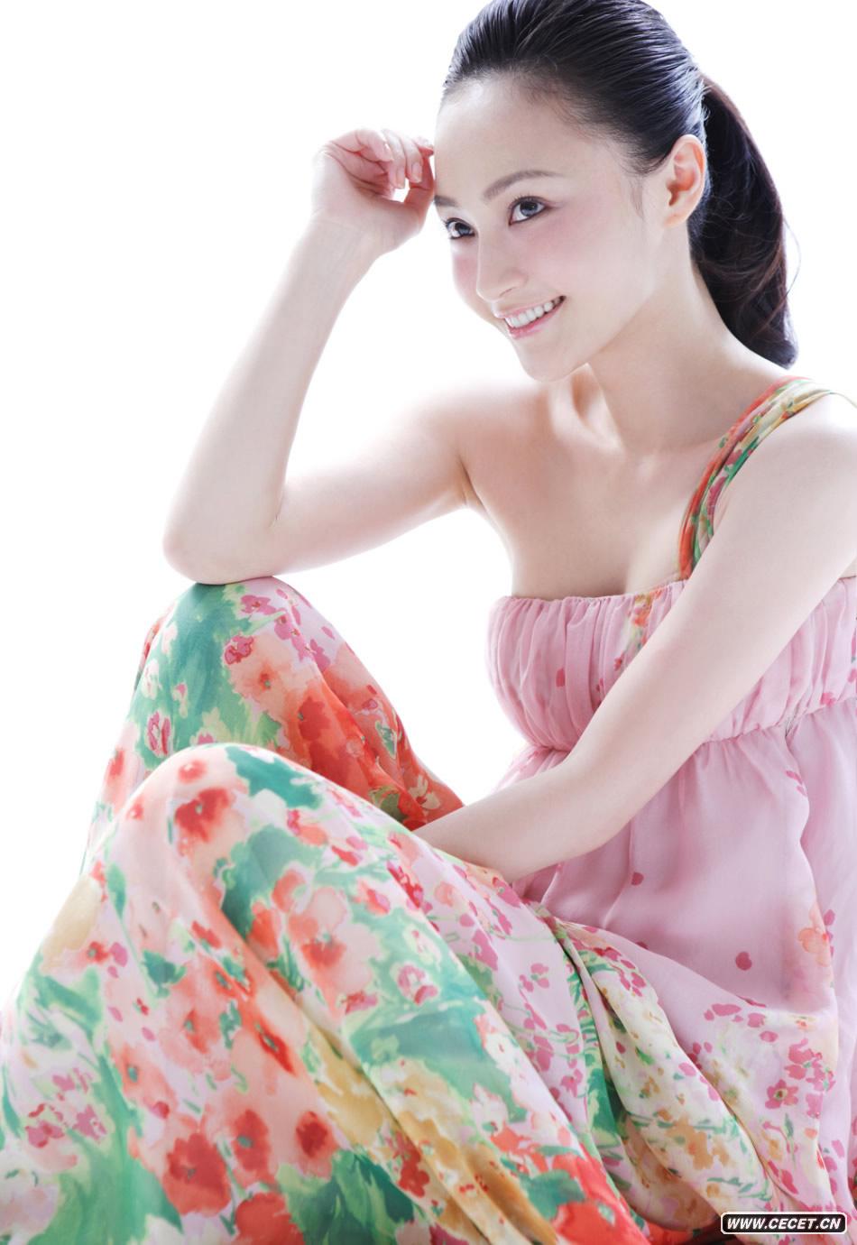 姚笛彩裙寫(xiě)真清純甜美