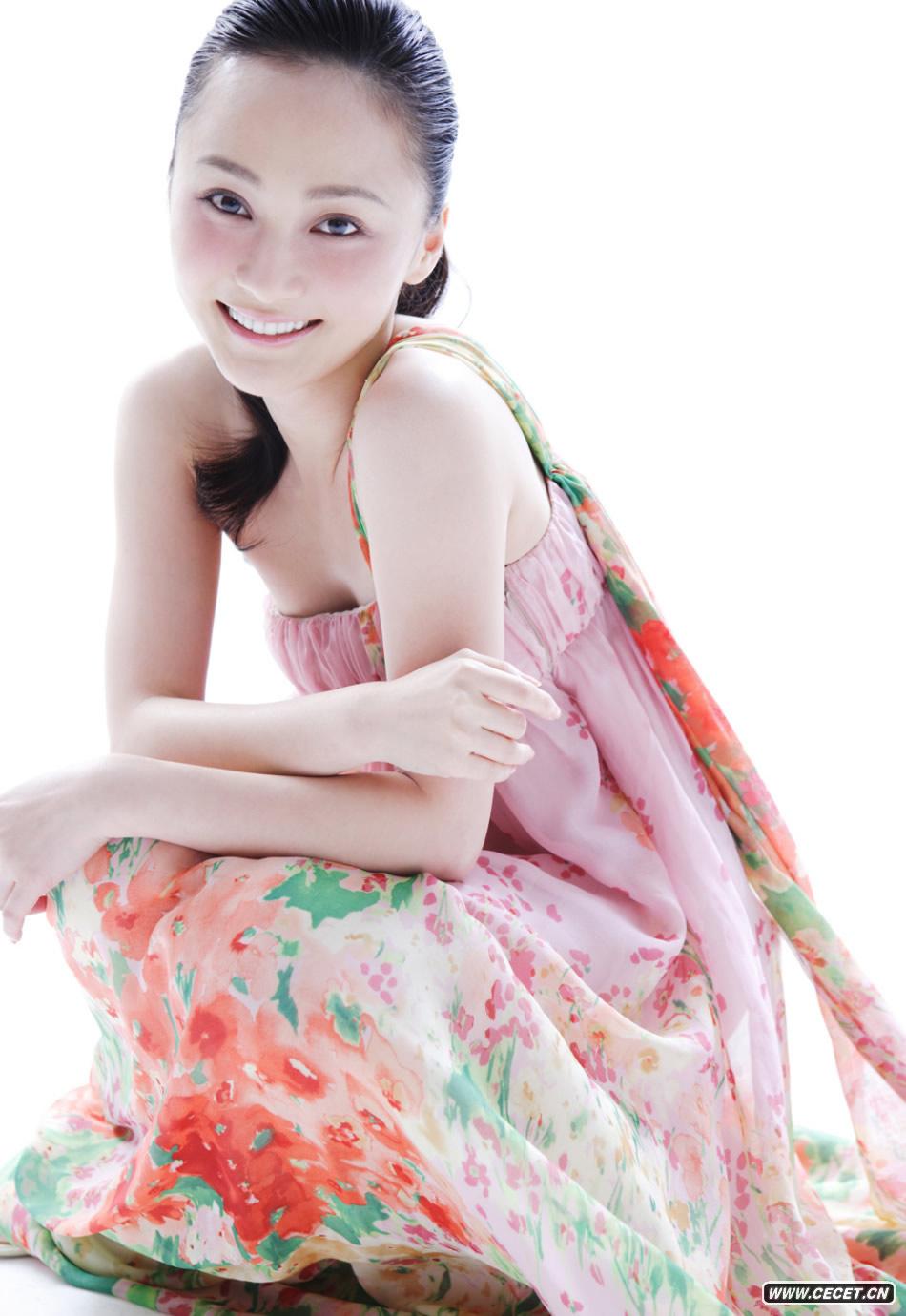 姚笛彩裙寫(xiě)真清純甜美