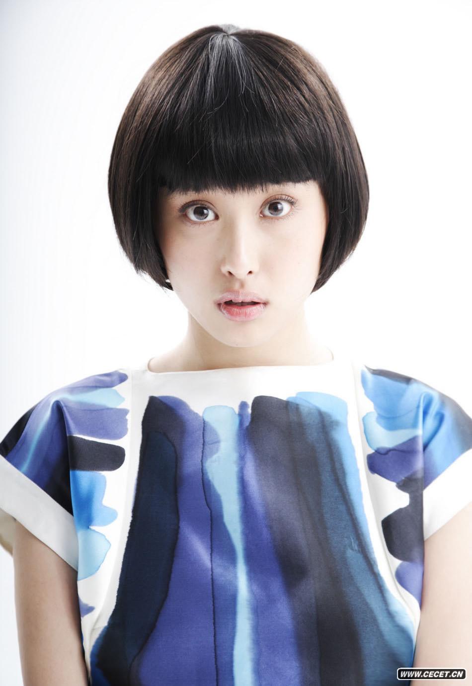 李欣汝短發(fā)俏皮拍寫(xiě)真