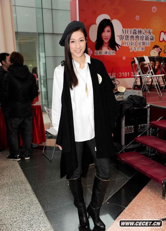 鐘嘉欣黑白裝個(gè)性十足