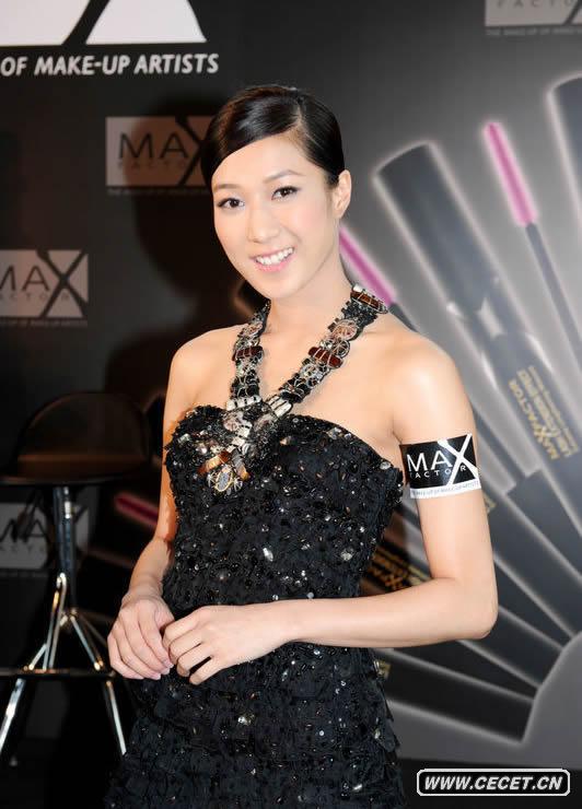 鐘嘉欣閃亮現身?yè)平? width=