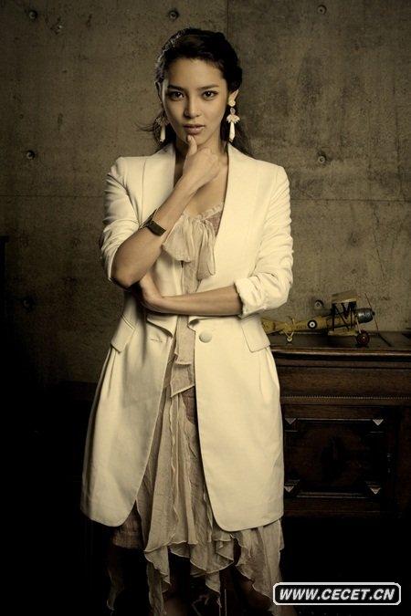 樸時(shí)妍傷愈后性感復出