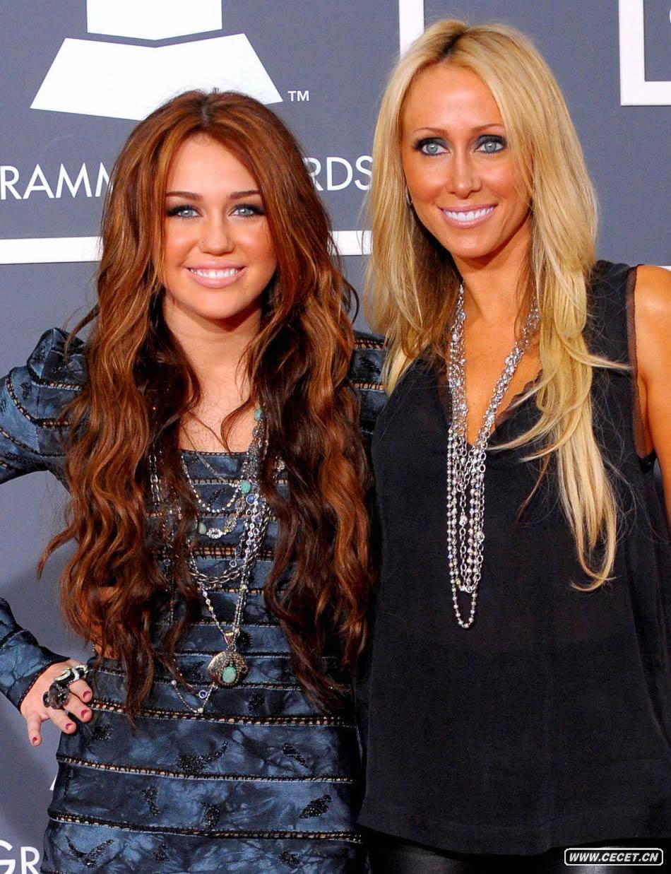 麥莉-賽勒斯(左)母女好似倆姐妹